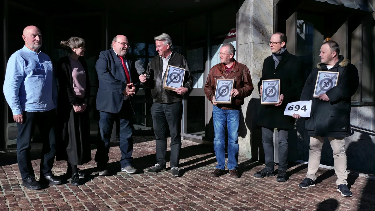 Übergabe von Unterschriften der Volksinitiative Mitbestimmen bei Temporeduktionen.